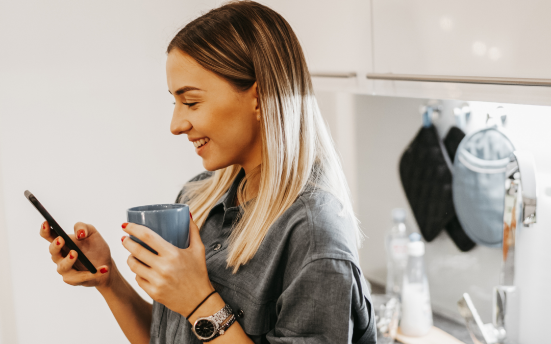 Foto einer jungen Frau am Handy